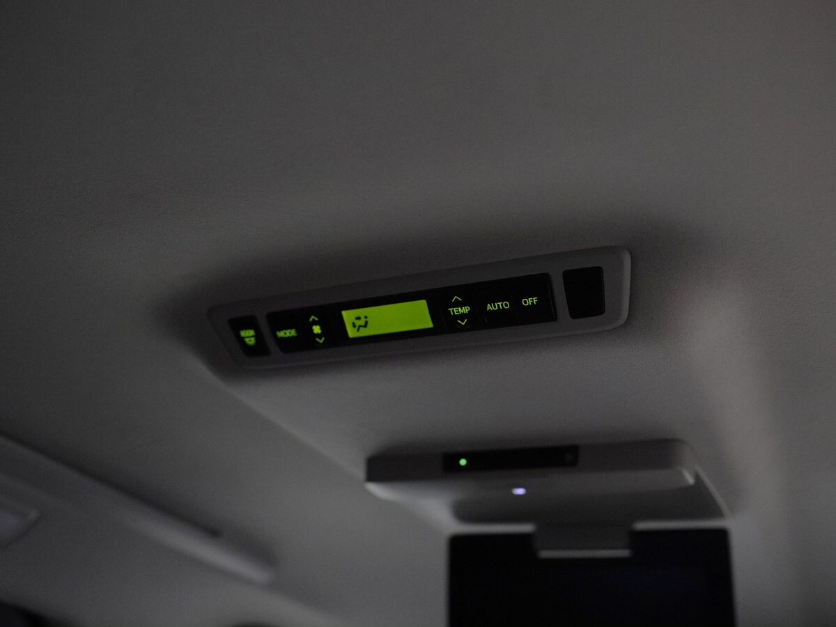 Toyota Vellfire 2012 - фото автомобиля