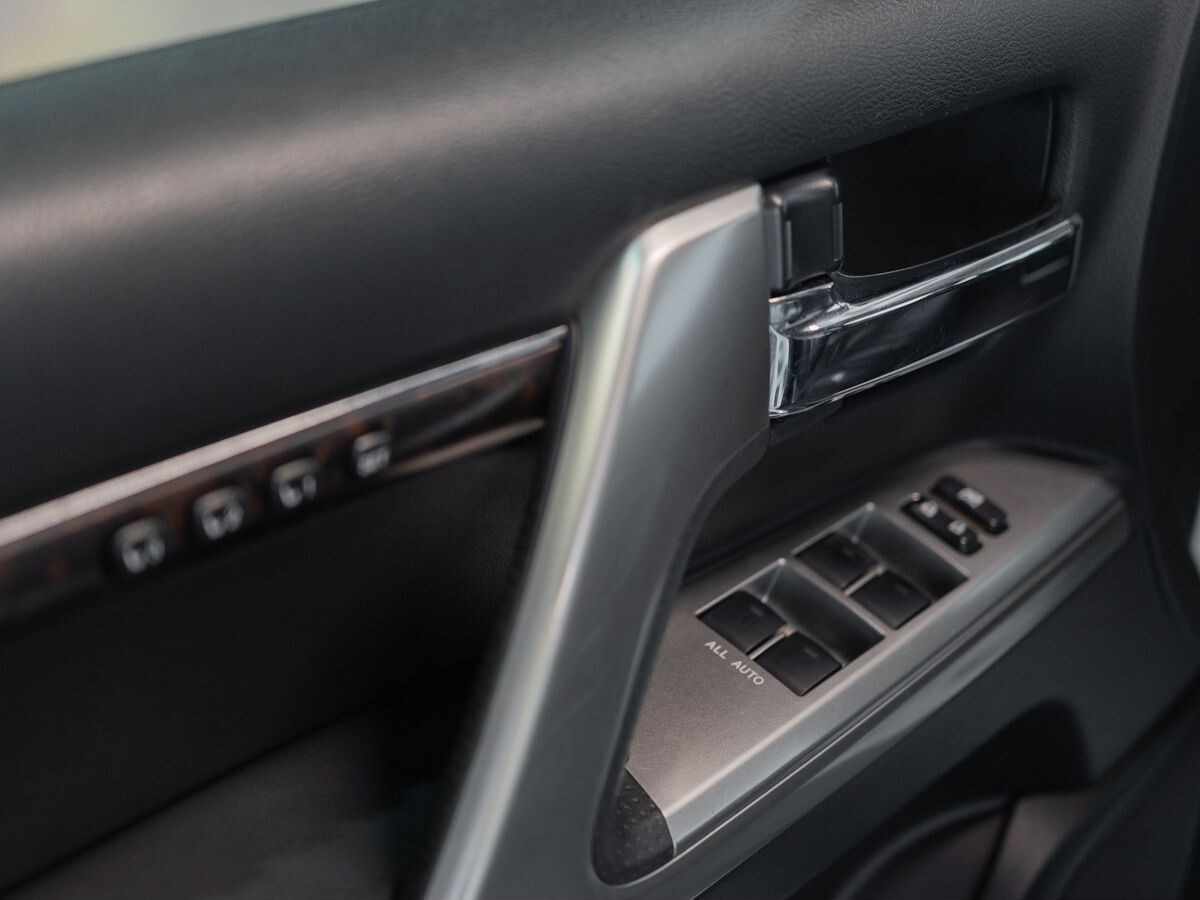 Toyota Land Cruiser 2013 - фото автомобиля