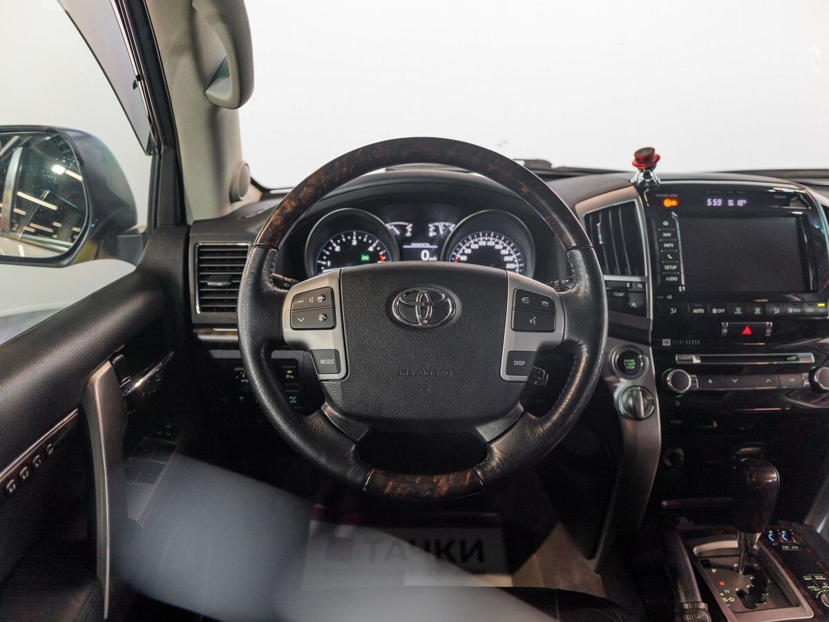 Toyota Land Cruiser 2013 - фото автомобиля