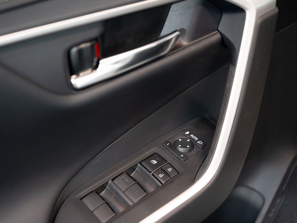 Toyota RAV4 2025 - фото автомобиля