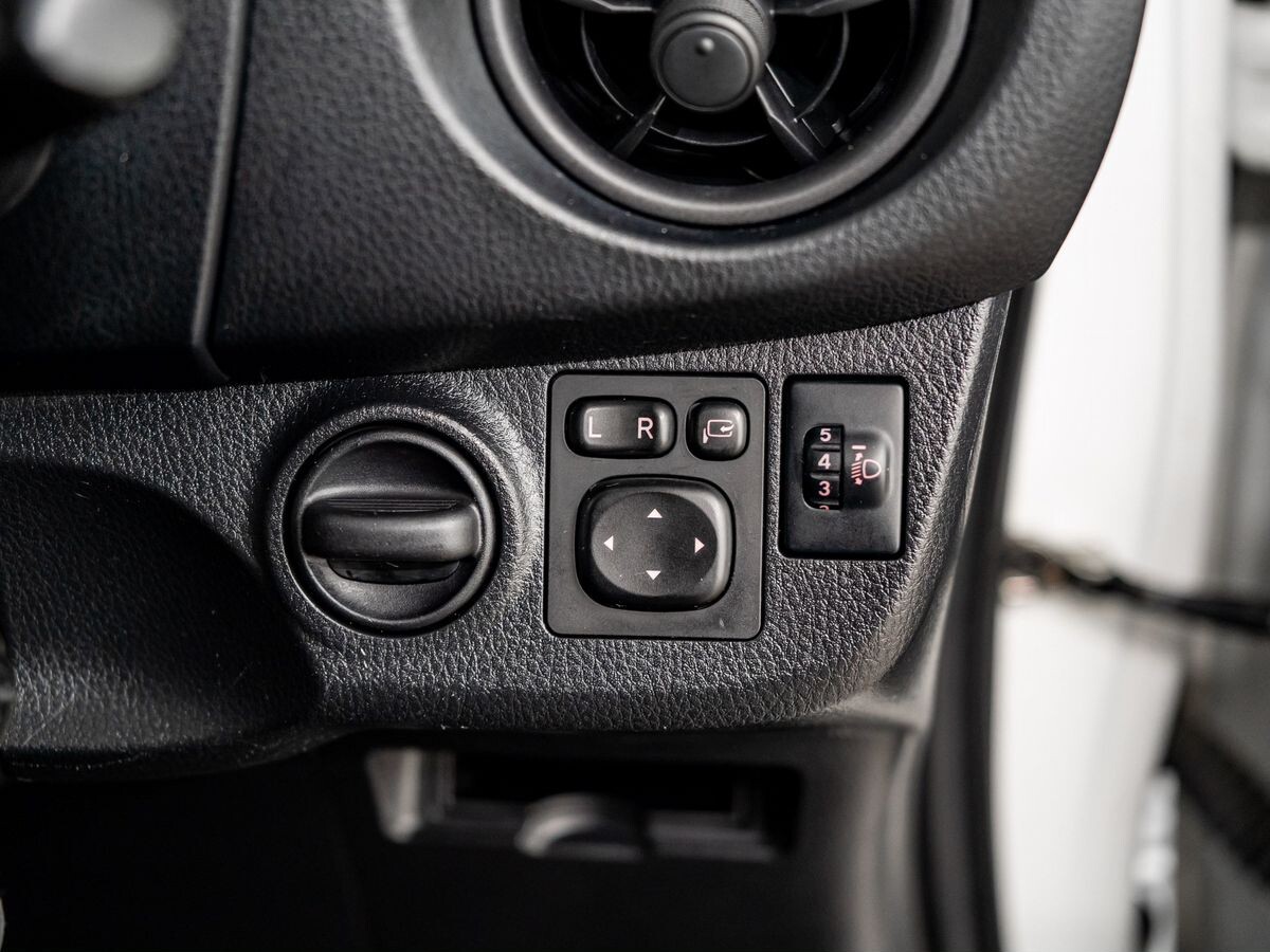 Toyota Vitz 2017 - фото автомобиля