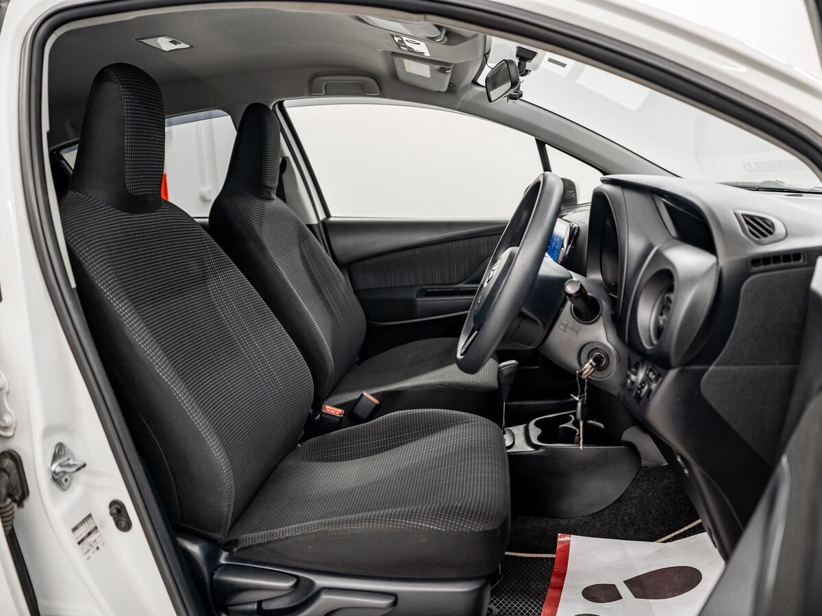 Toyota Vitz 2017 - фото автомобиля