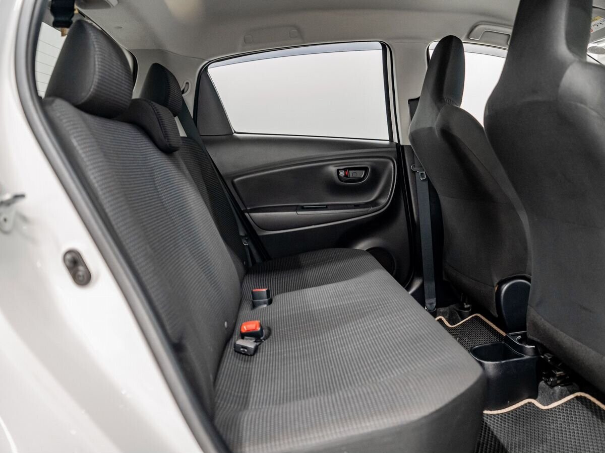 Toyota Vitz 2017 - фото автомобиля