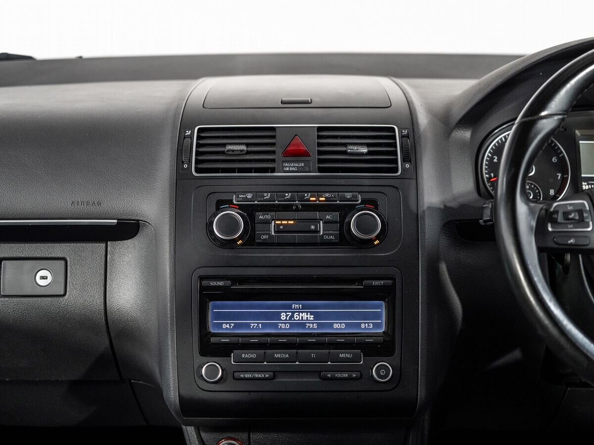Volkswagen Touran 2011 - фото автомобиля