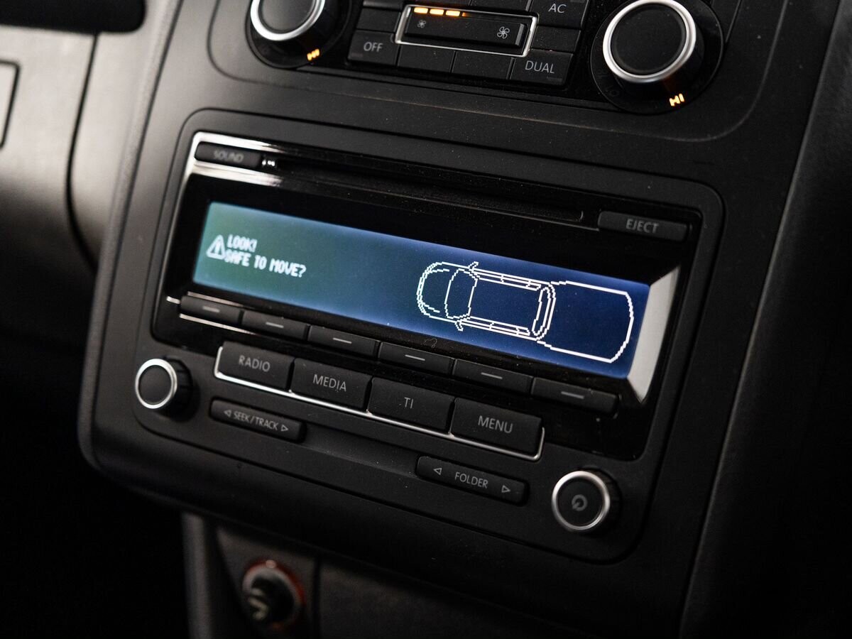 Volkswagen Touran 2011 - фото автомобиля