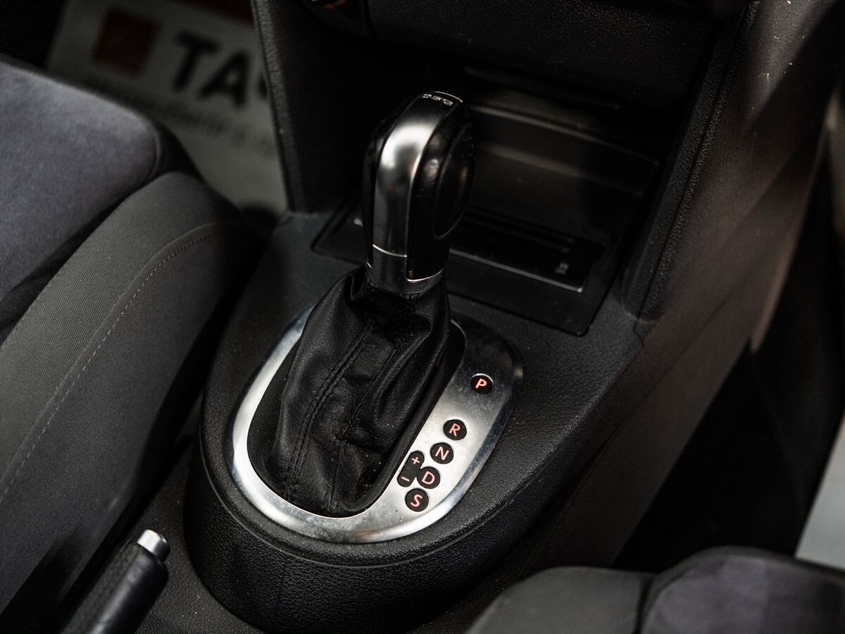 Volkswagen Touran 2011 - фото автомобиля