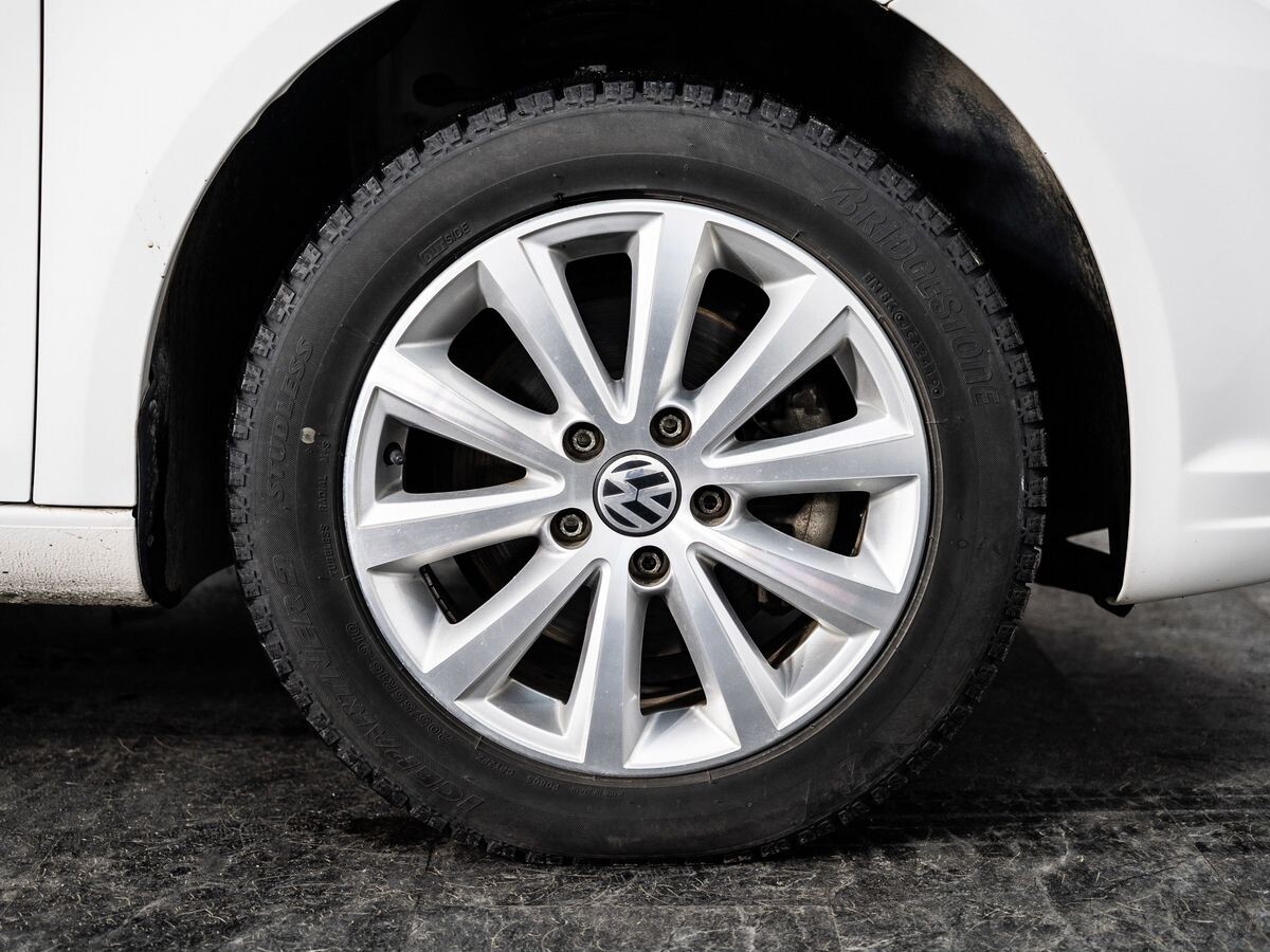 Volkswagen Touran 2011 - фото автомобиля