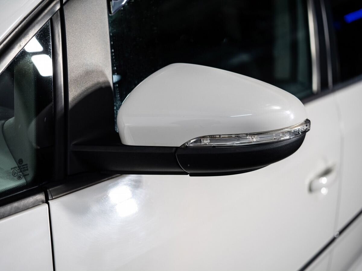 Volkswagen Touran 2011 - фото автомобиля