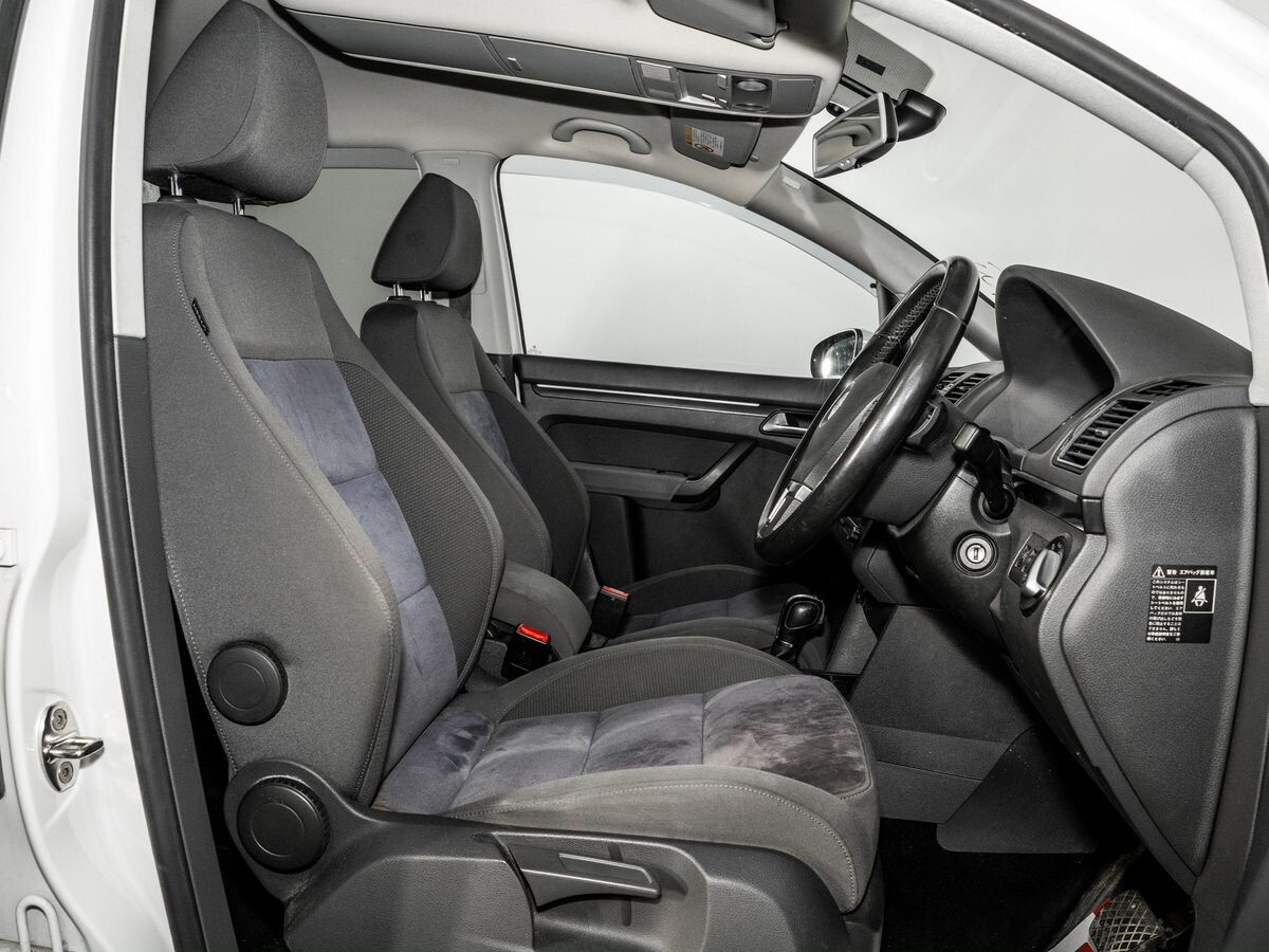 Volkswagen Touran 2011 - фото автомобиля