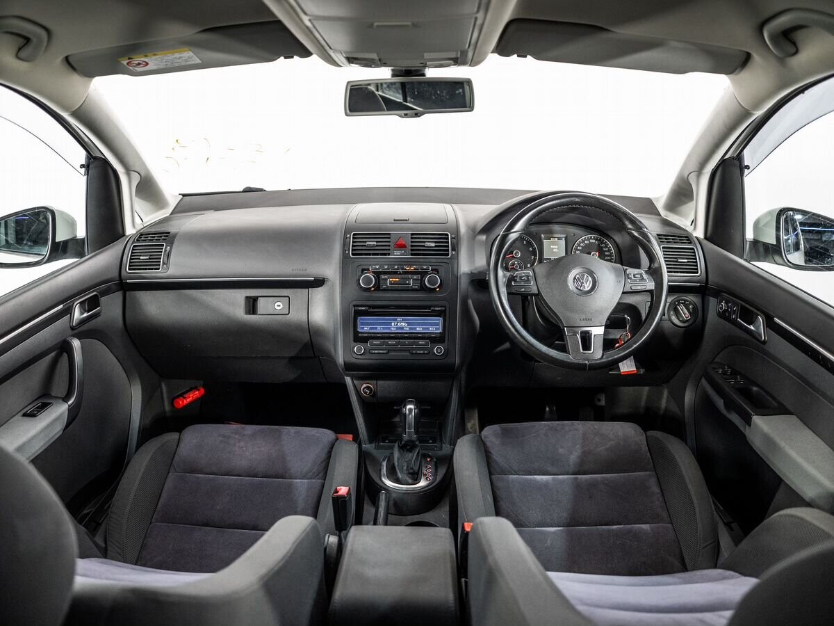 Volkswagen Touran 2011 - фото автомобиля