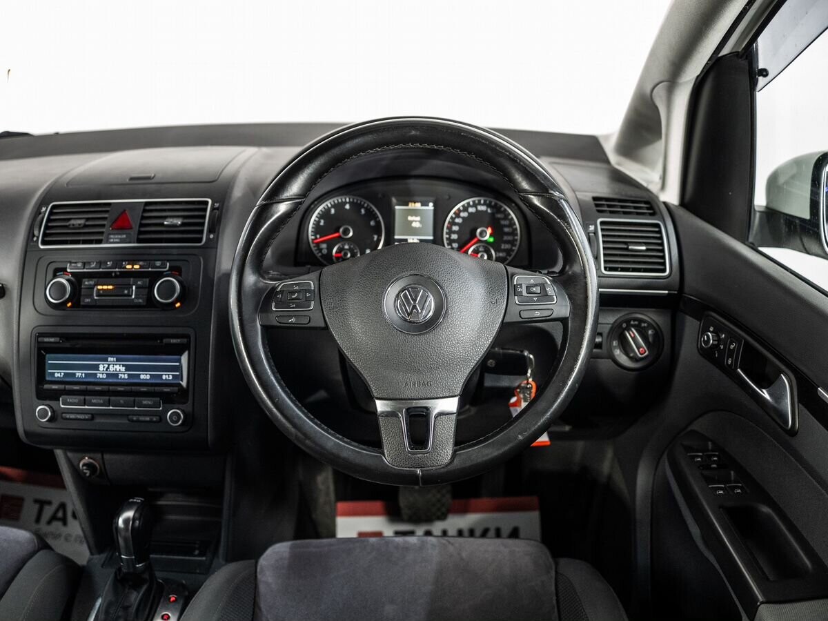 Volkswagen Touran 2011 - фото автомобиля