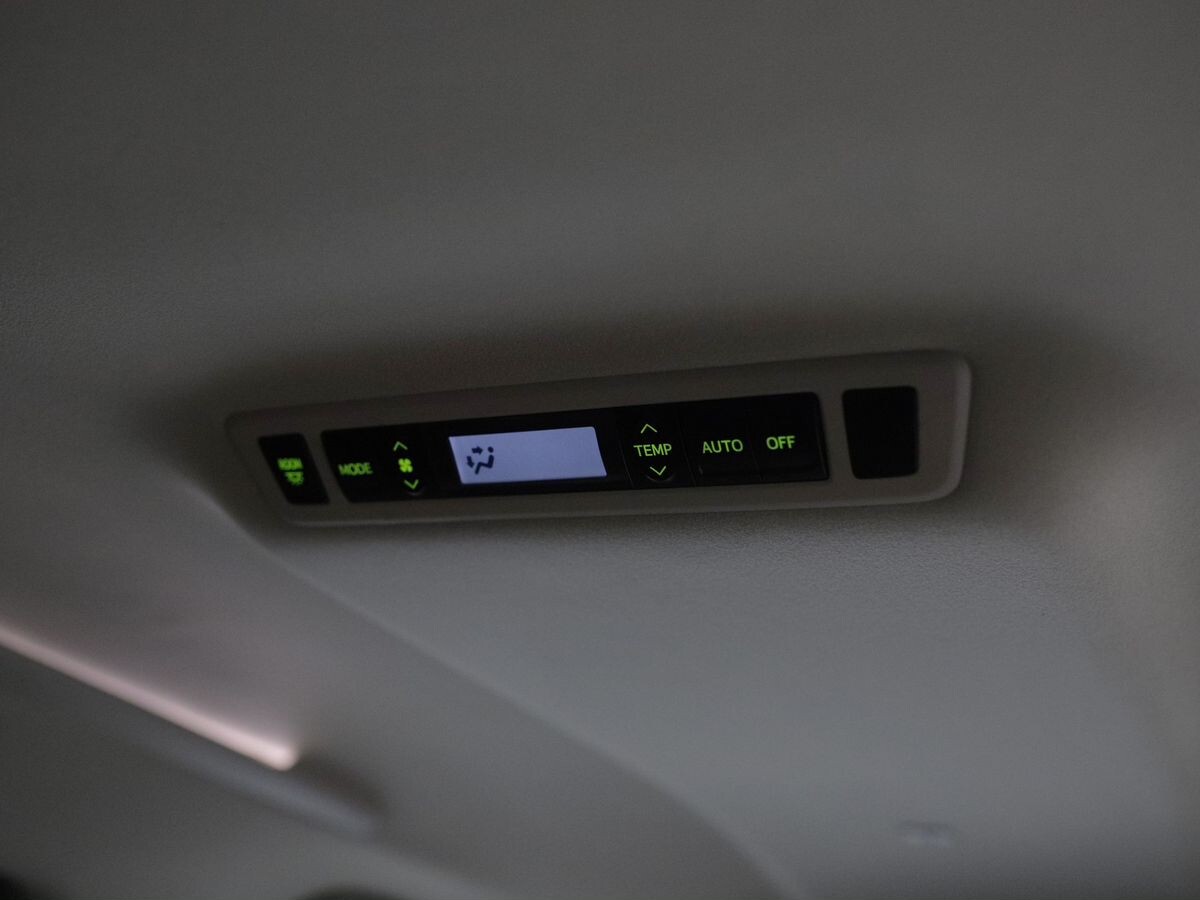 Toyota Alphard 2010 - фото автомобиля