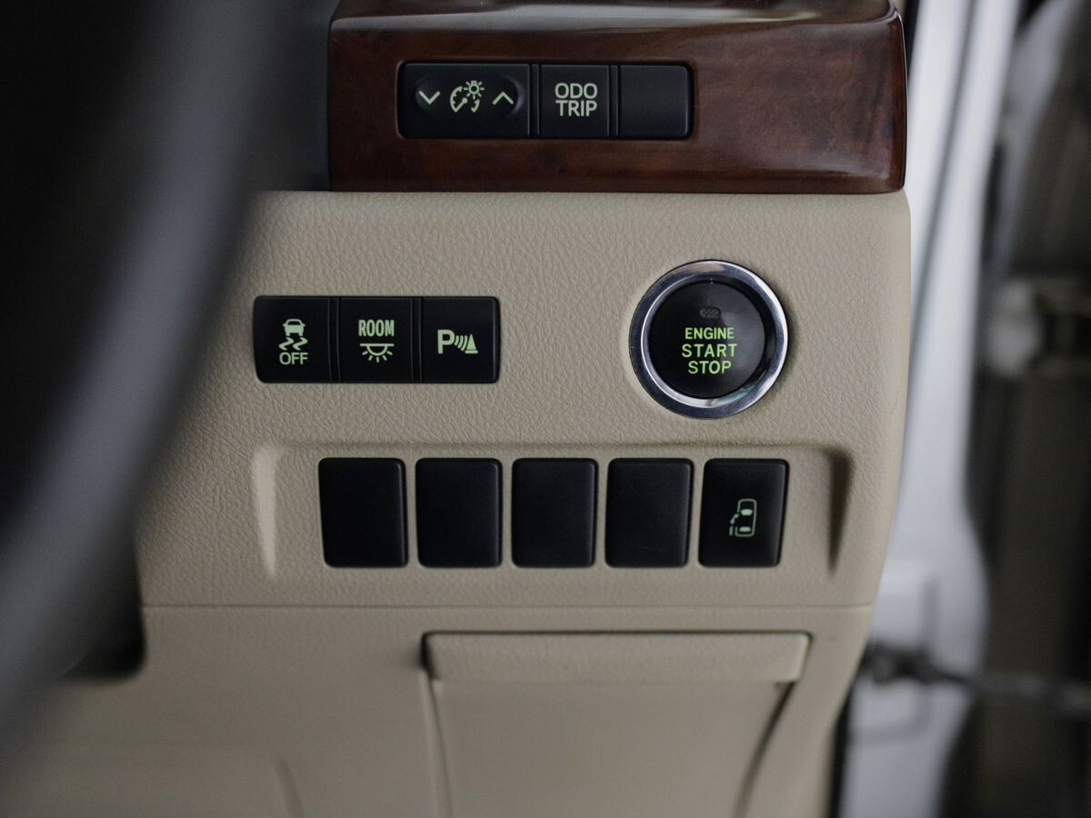 Toyota Alphard 2010 - фото автомобиля