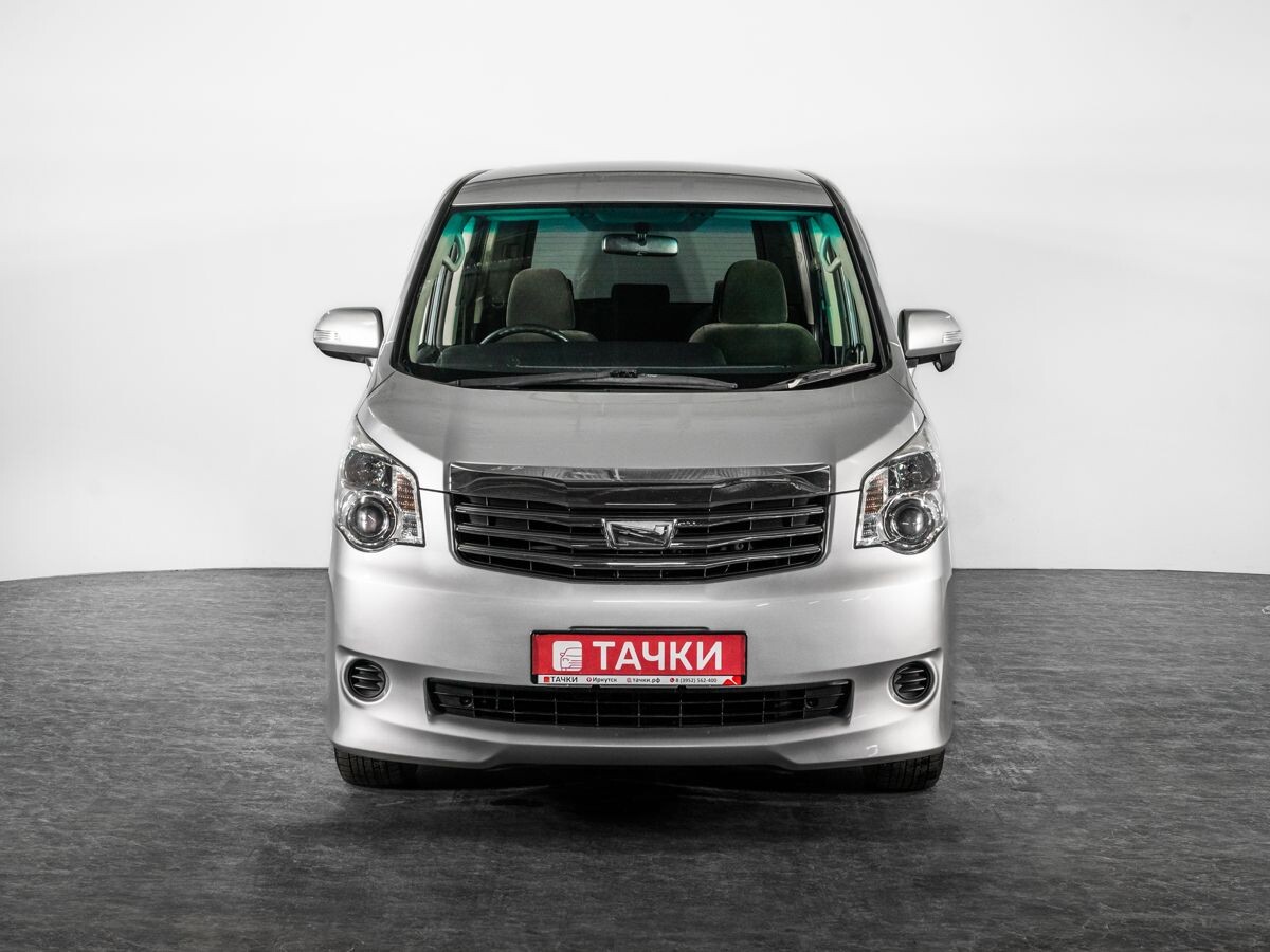 Toyota Noah 2011 - фото автомобиля