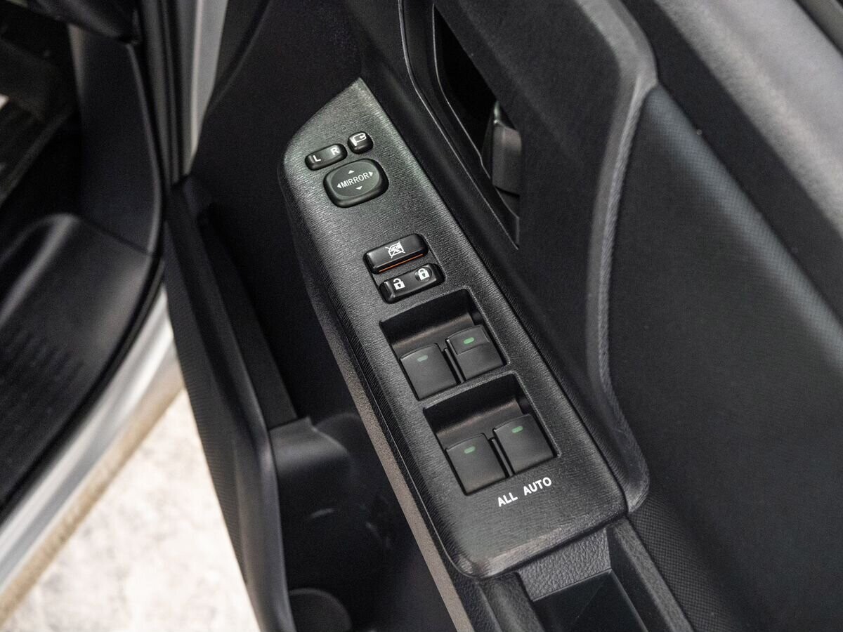 Toyota Noah 2011 - фото автомобиля