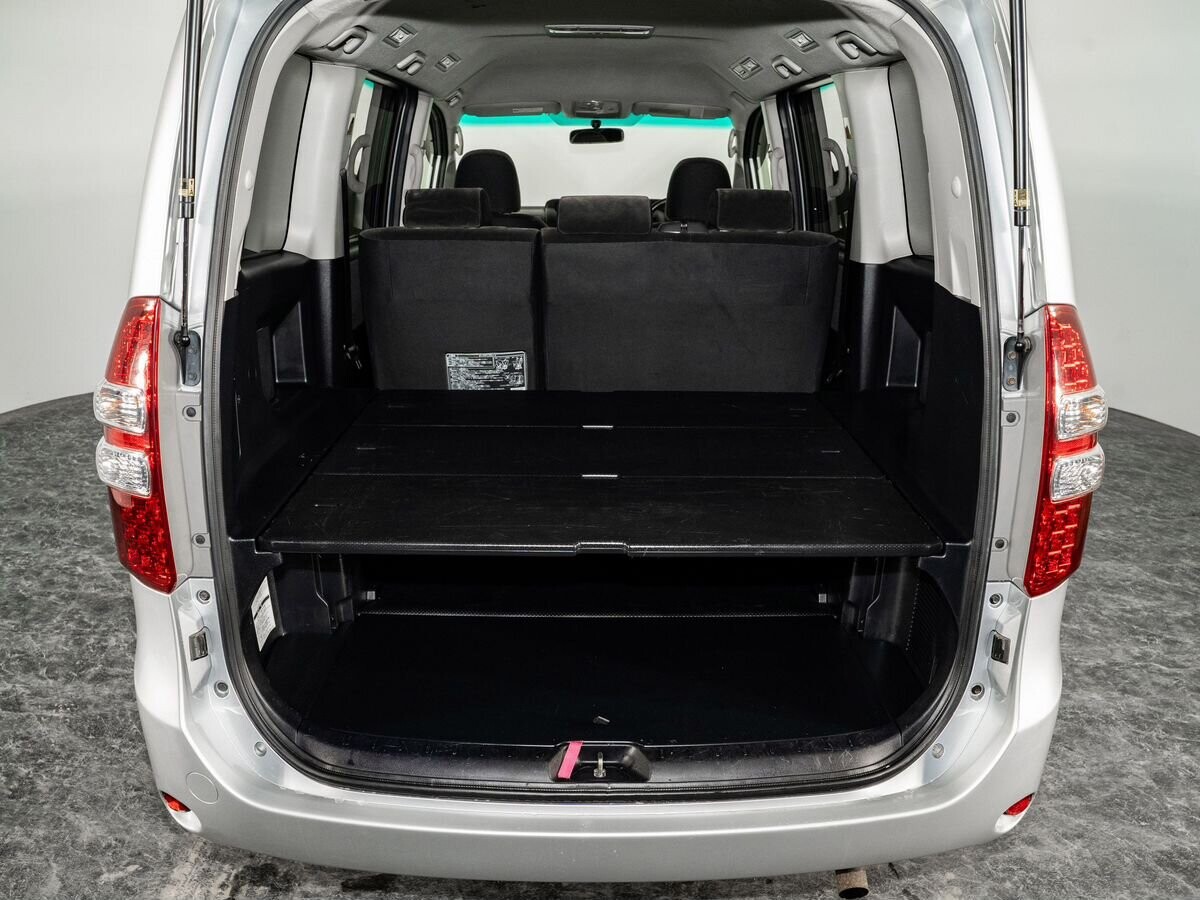 Toyota Noah 2011 - фото автомобиля