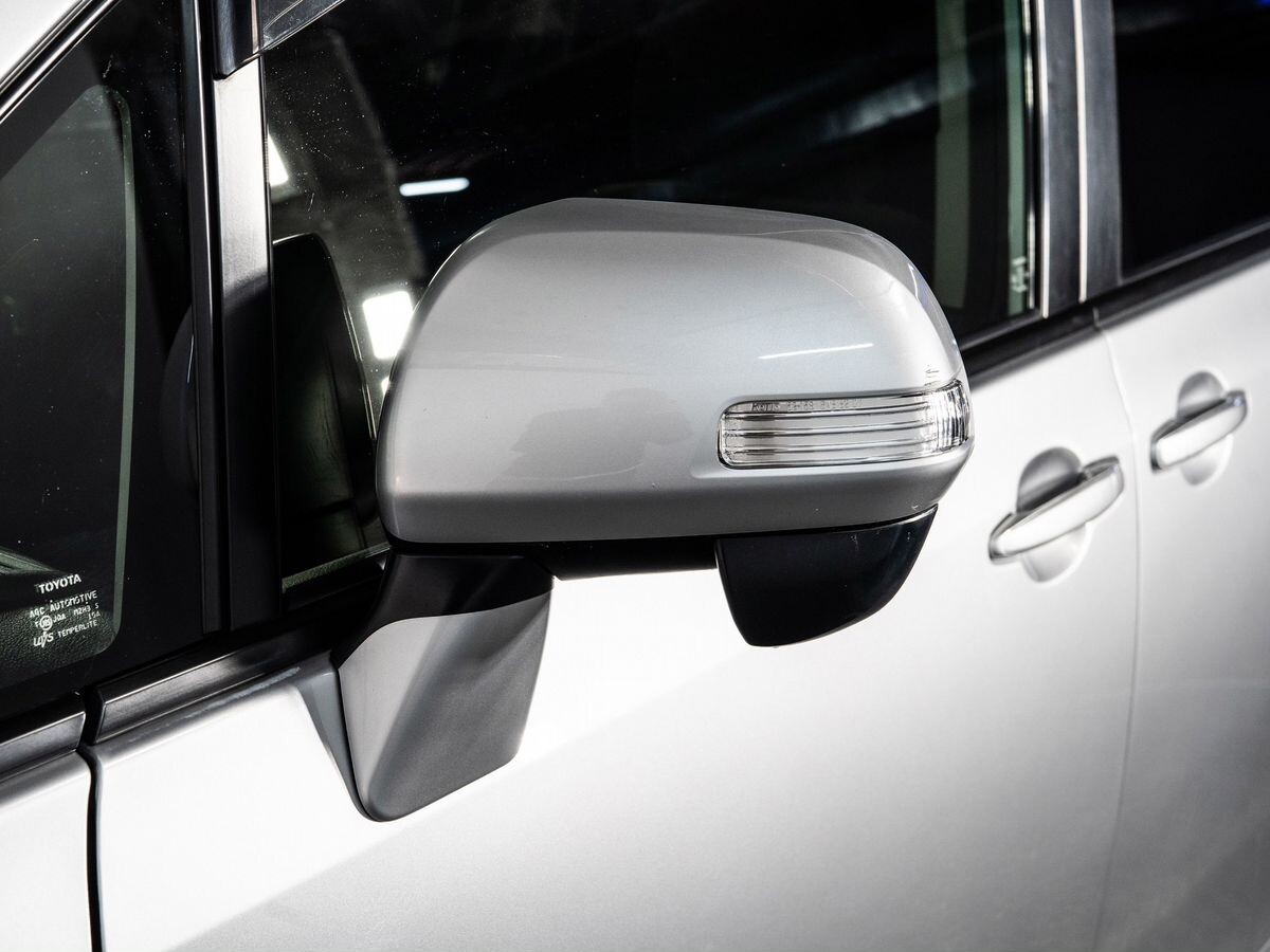 Toyota Noah 2011 - фото автомобиля