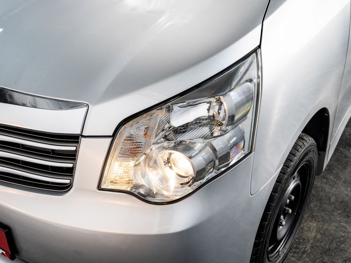 Toyota Noah 2011 - фото автомобиля