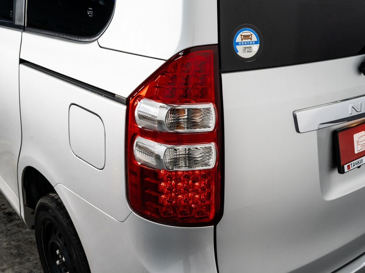 Toyota Noah 2011 - фото автомобиля