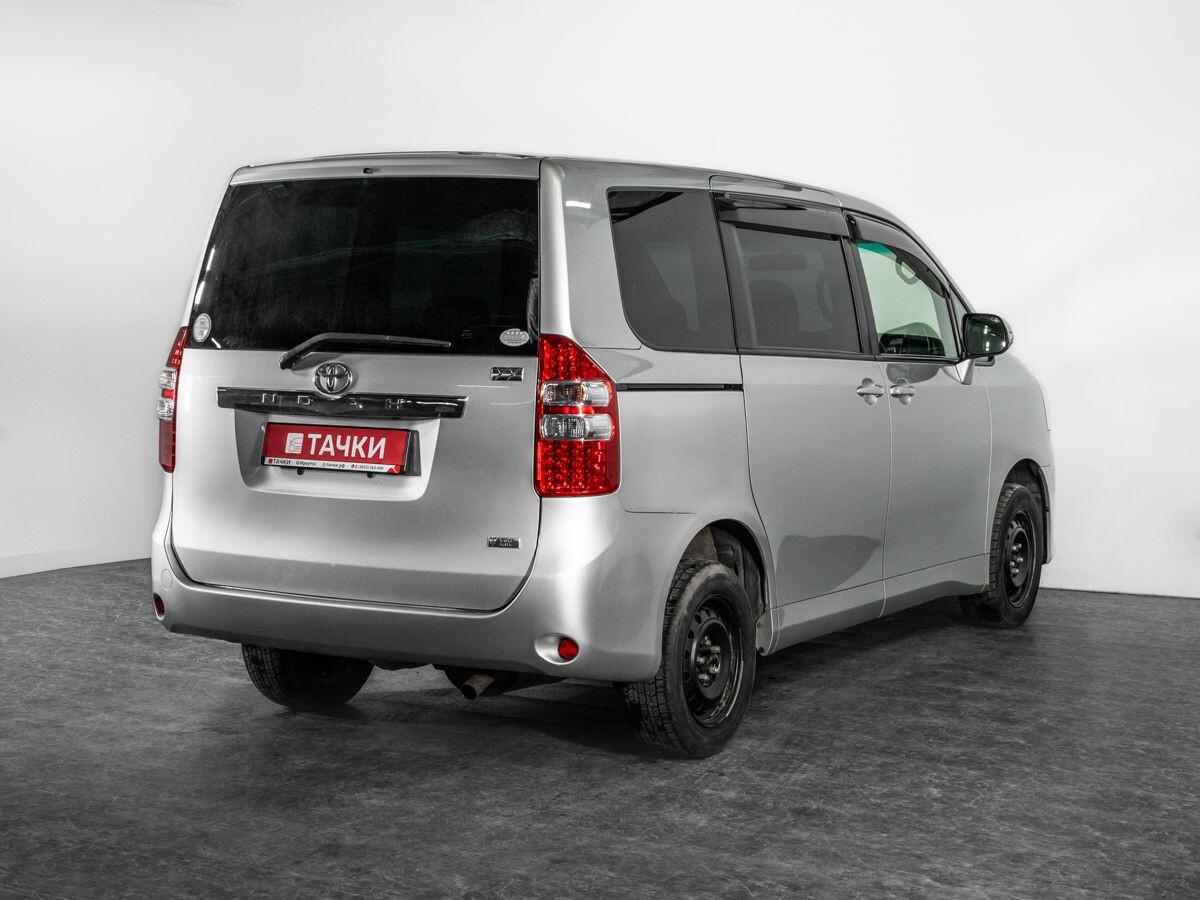 Toyota Noah 2011 - фото автомобиля