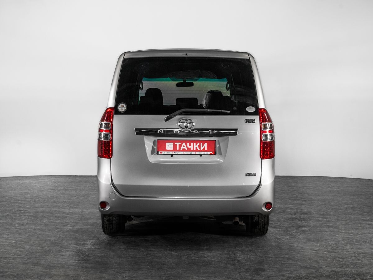 Toyota Noah 2011 - фото автомобиля