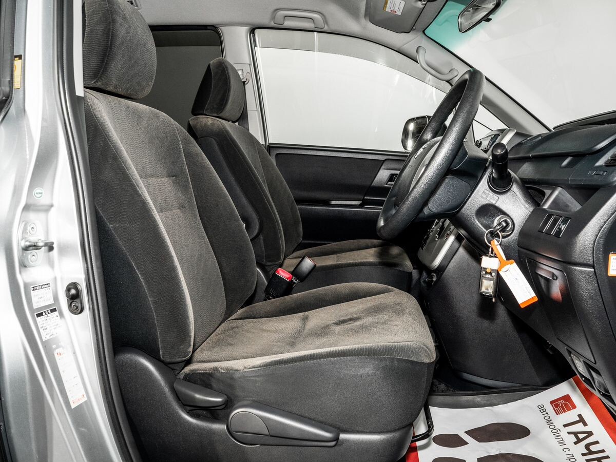 Toyota Noah 2011 - фото автомобиля