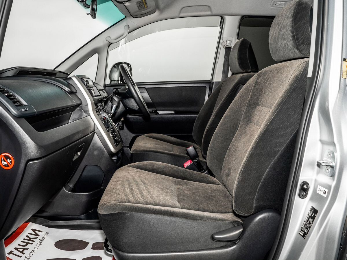 Toyota Noah 2011 - фото автомобиля