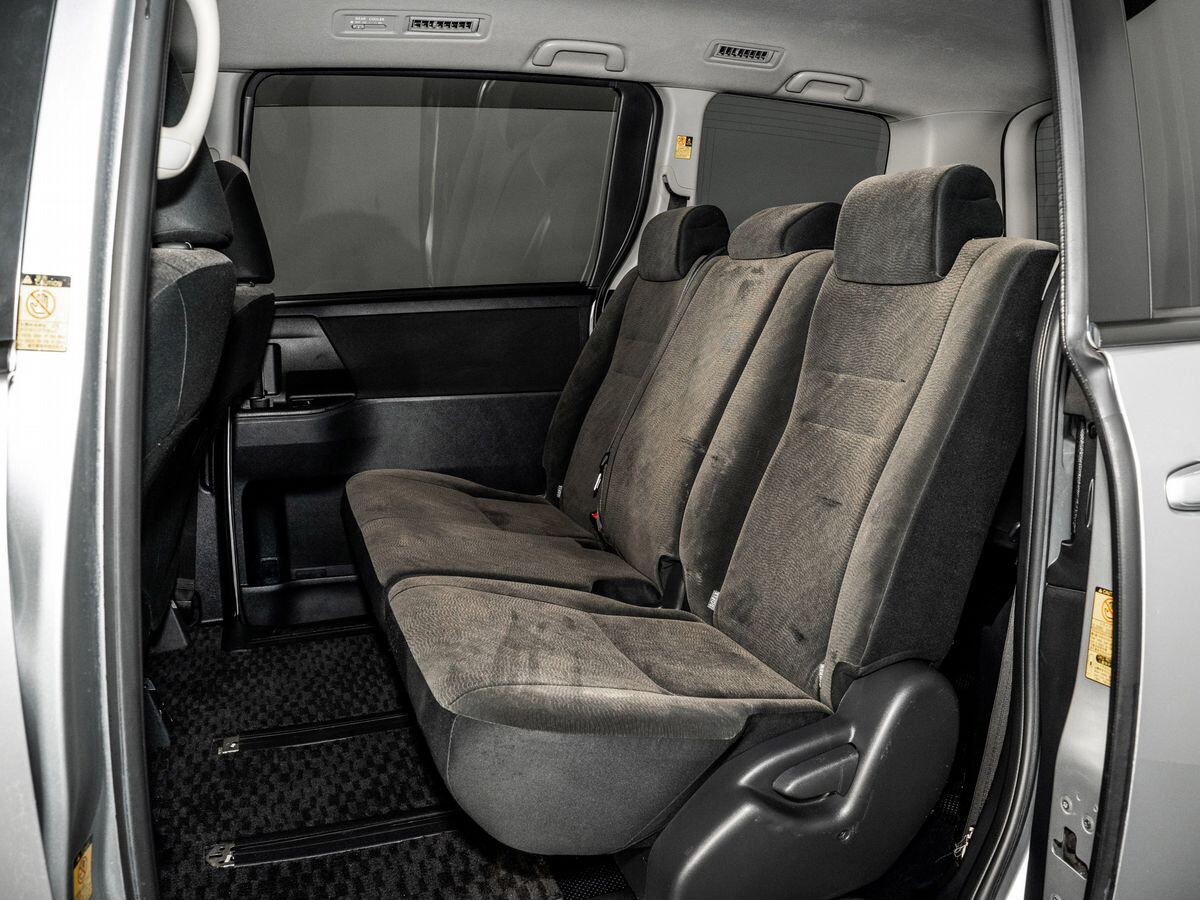 Toyota Noah 2011 - фото автомобиля