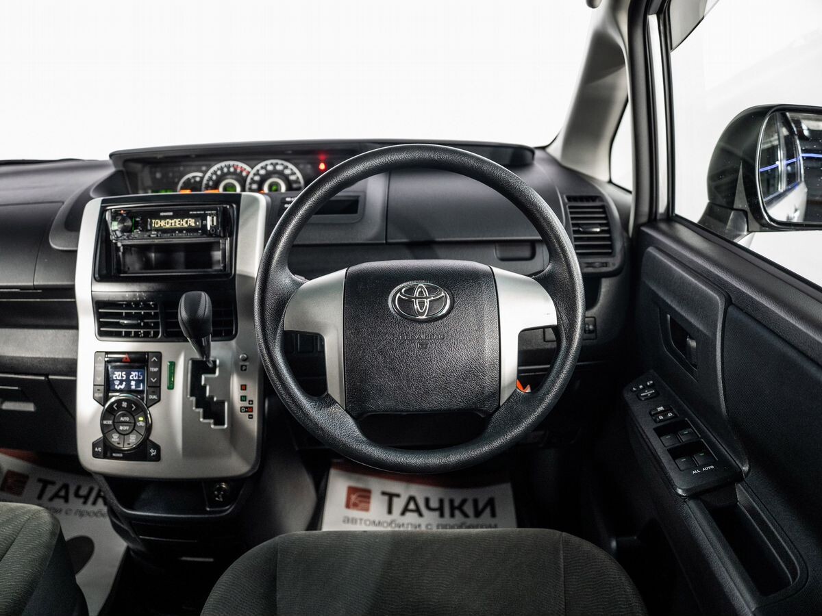 Toyota Noah 2011 - фото автомобиля