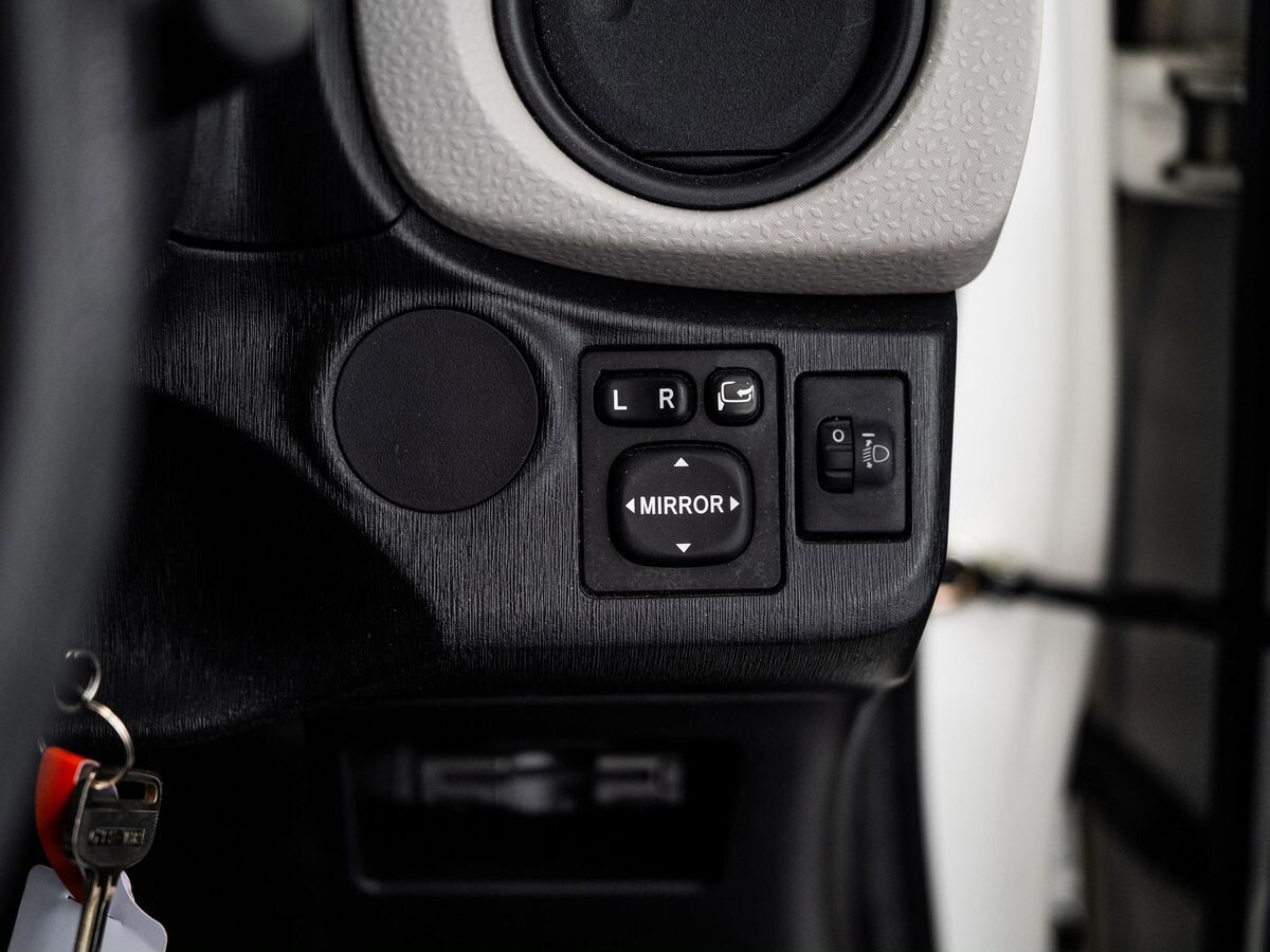 Toyota Vitz 2011 - фото автомобиля