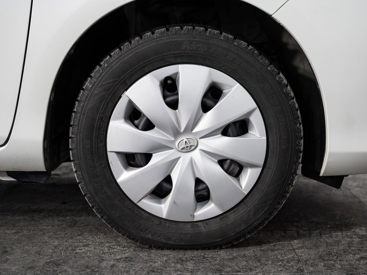 Toyota Vitz 2011 - фото автомобиля