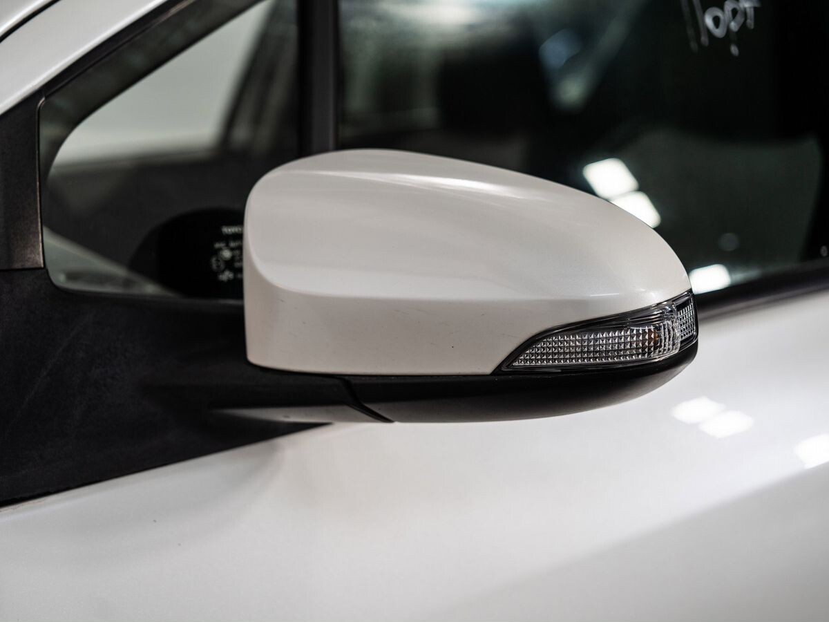 Toyota Vitz 2011 - фото автомобиля