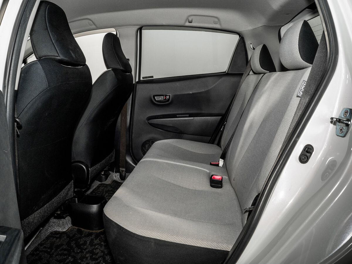 Toyota Vitz 2011 - фото автомобиля