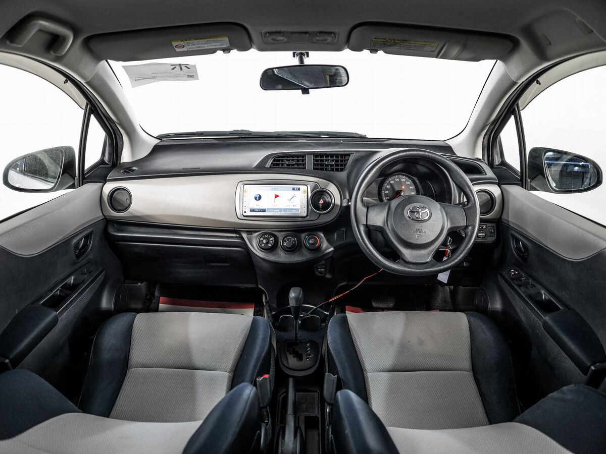 Toyota Vitz 2011 - фото автомобиля