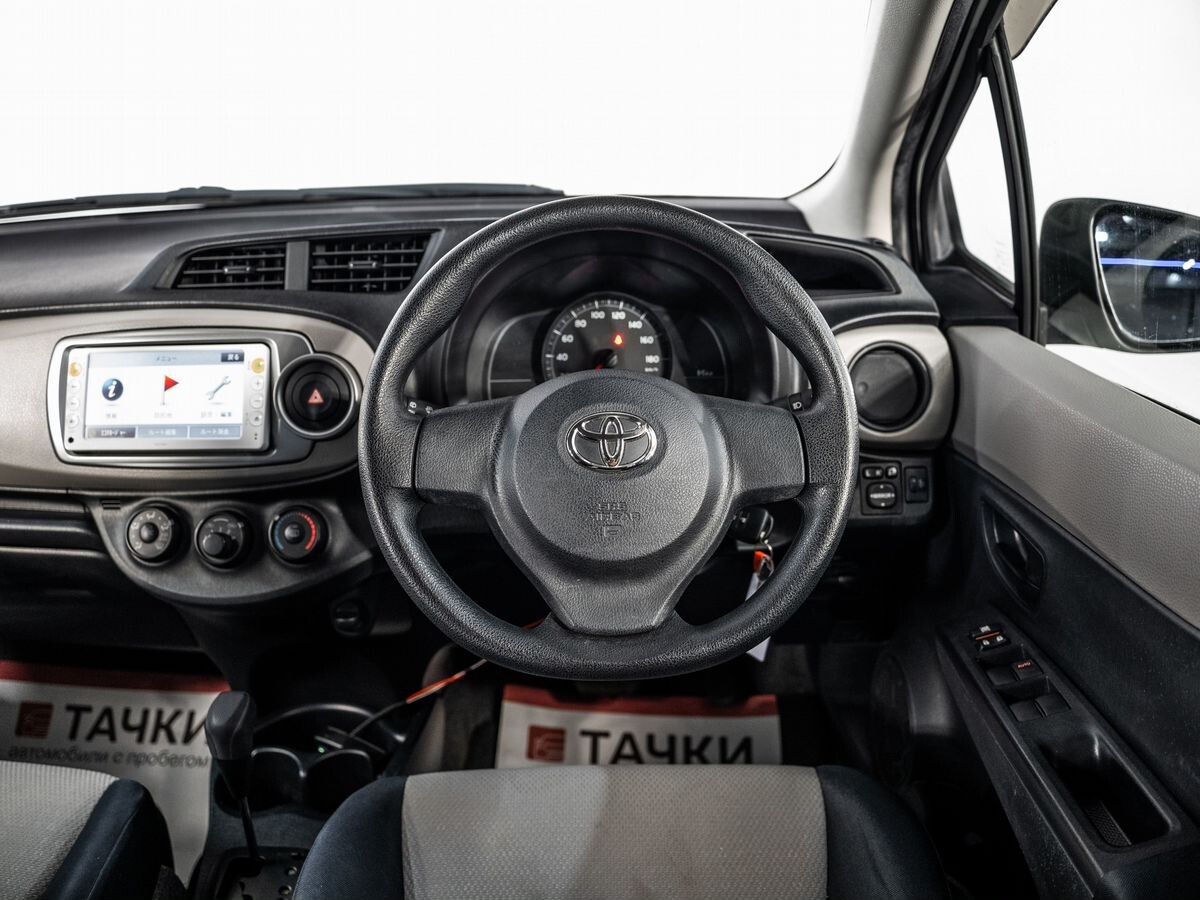 Toyota Vitz 2011 - фото автомобиля
