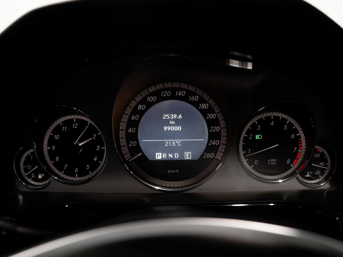 Mercedes-Benz E-Класс 2011 - фото автомобиля