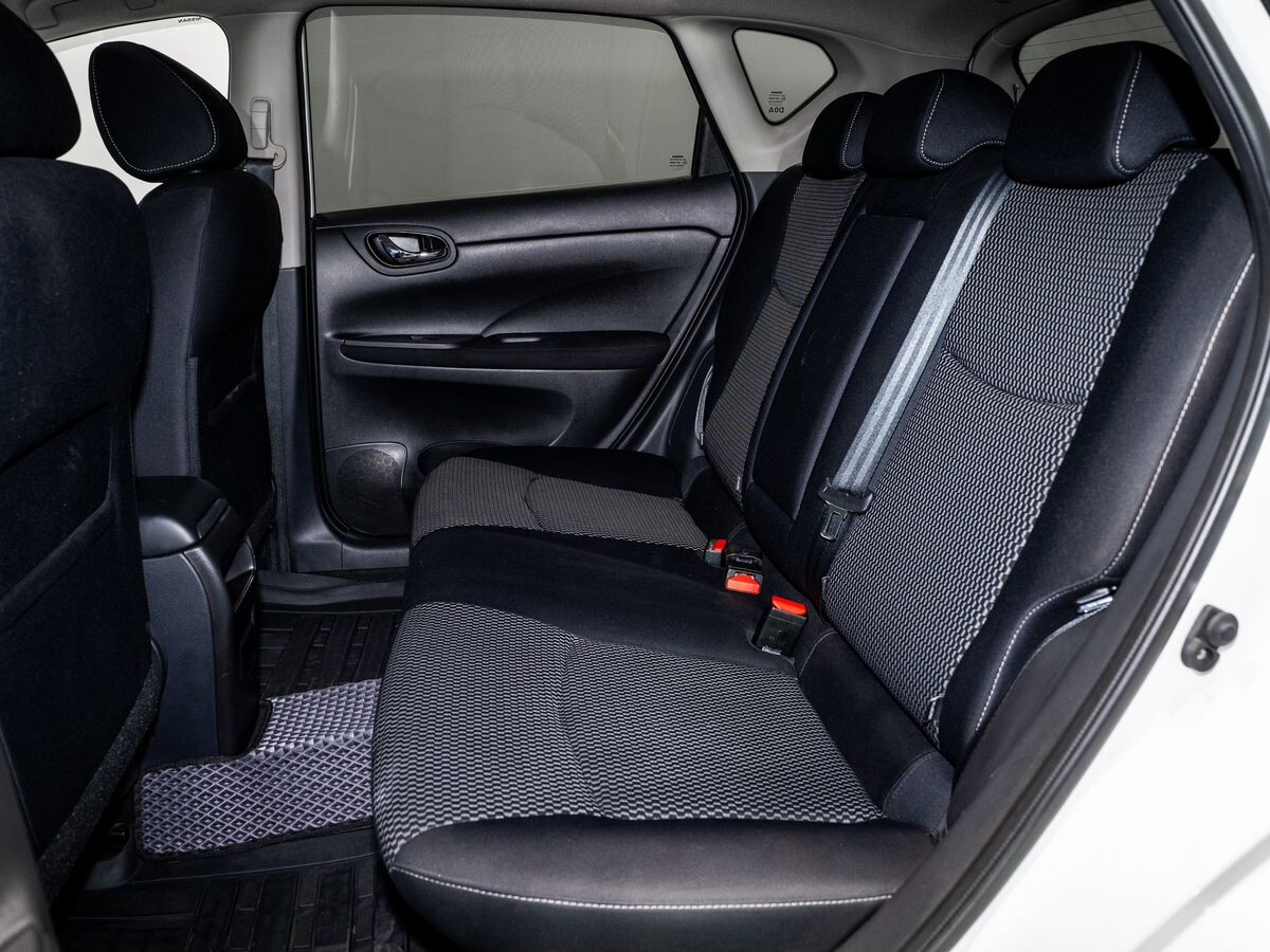 Nissan Tiida 2015 - фото автомобиля