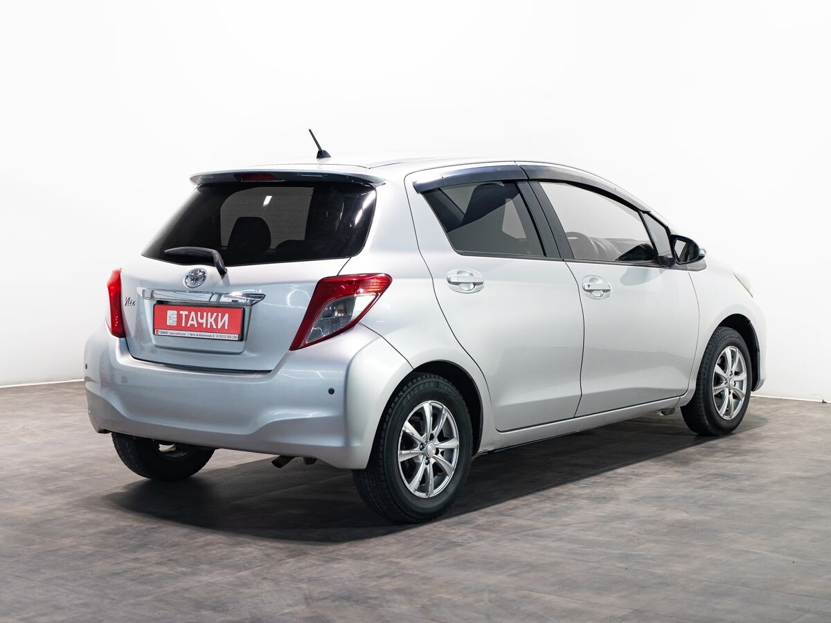 Toyota Vitz 2013 - фото автомобиля