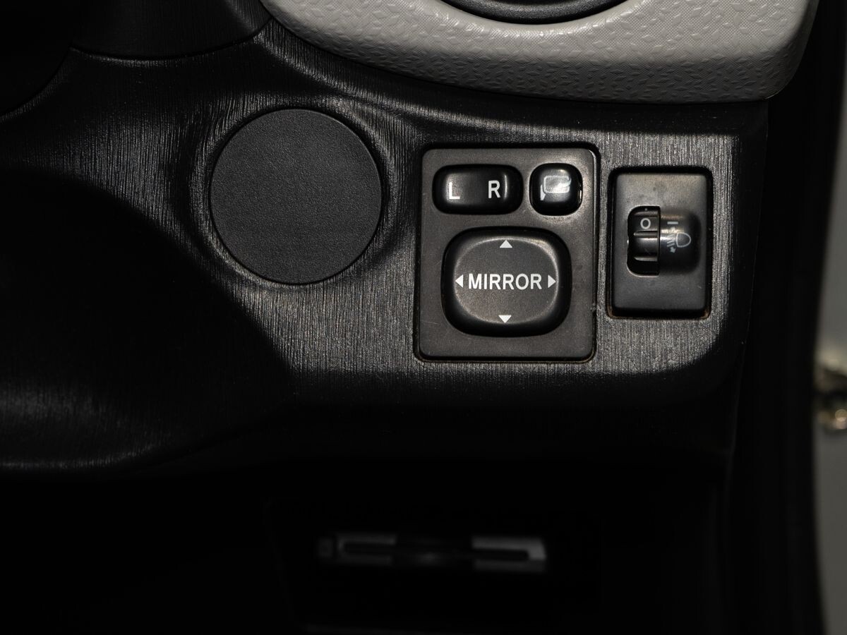 Toyota Vitz 2013 - фото автомобиля