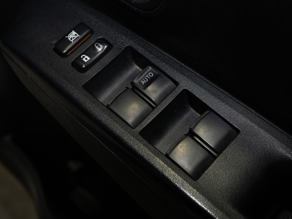 Toyota Vitz 2013 - фото автомобиля