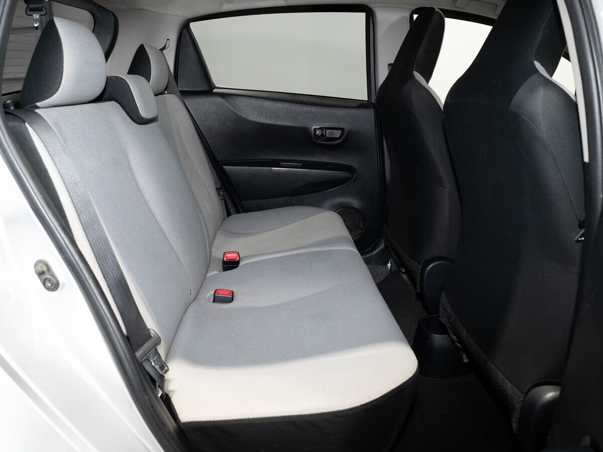 Toyota Vitz 2013 - фото автомобиля