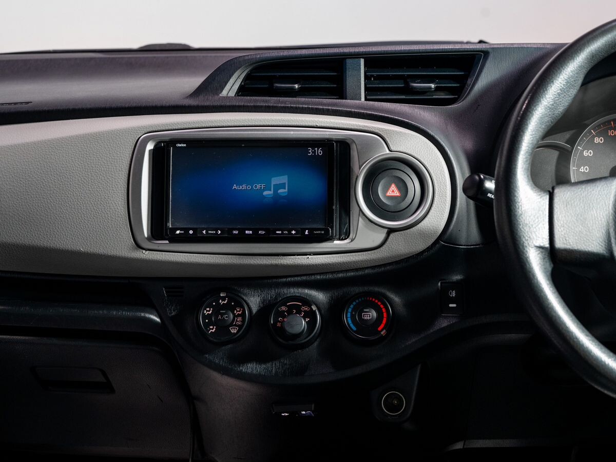 Toyota Vitz 2013 - фото автомобиля