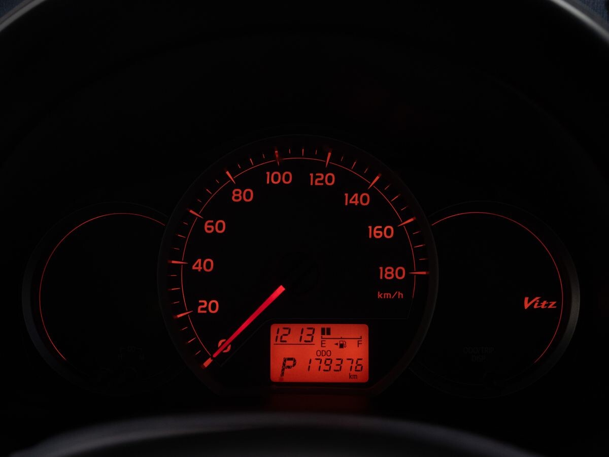 Toyota Vitz 2013 - фото автомобиля