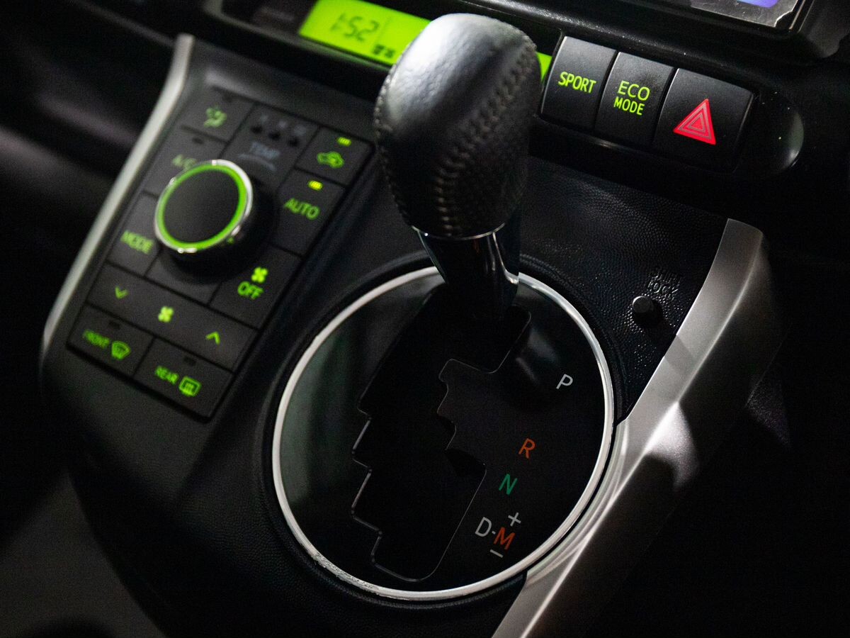 Toyota Wish 2010 - фото автомобиля