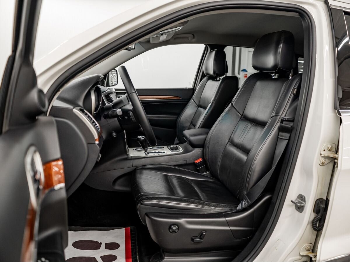 Jeep Grand Cherokee 2011 - фото автомобиля