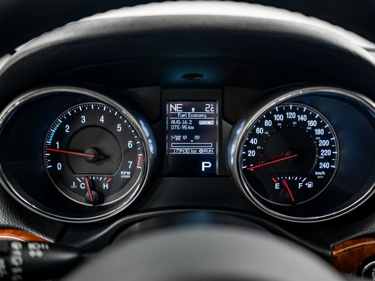 Jeep Grand Cherokee 2011 - фото автомобиля