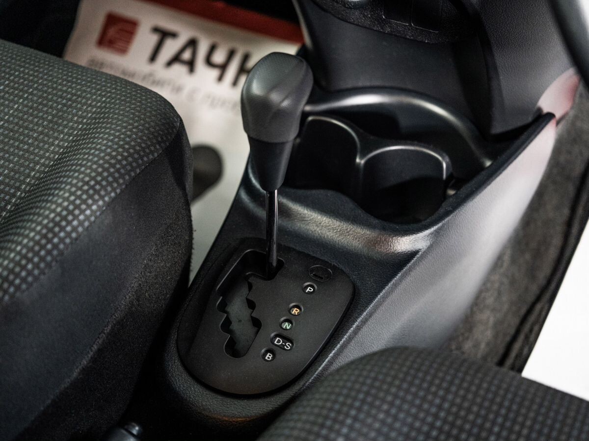 Toyota Vitz 2015 - фото автомобиля