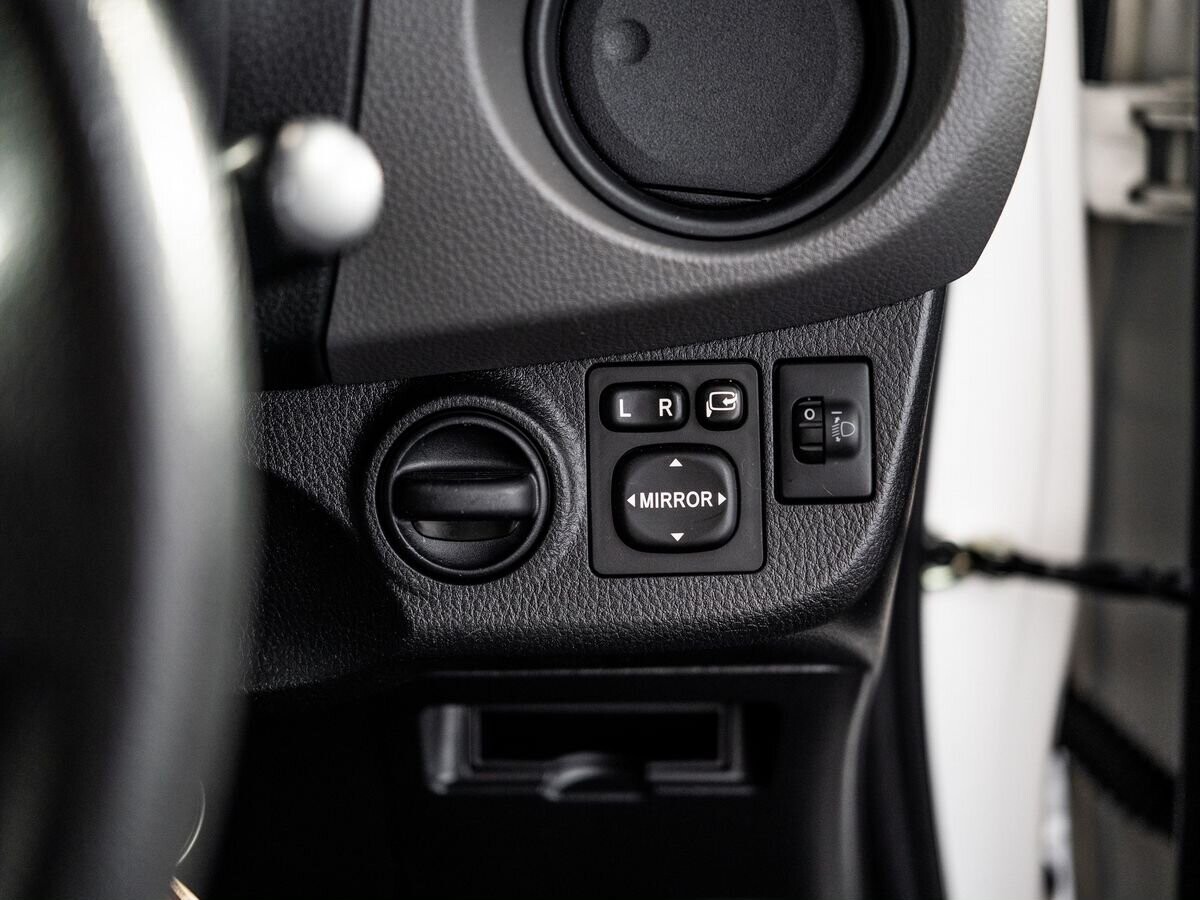 Toyota Vitz 2015 - фото автомобиля