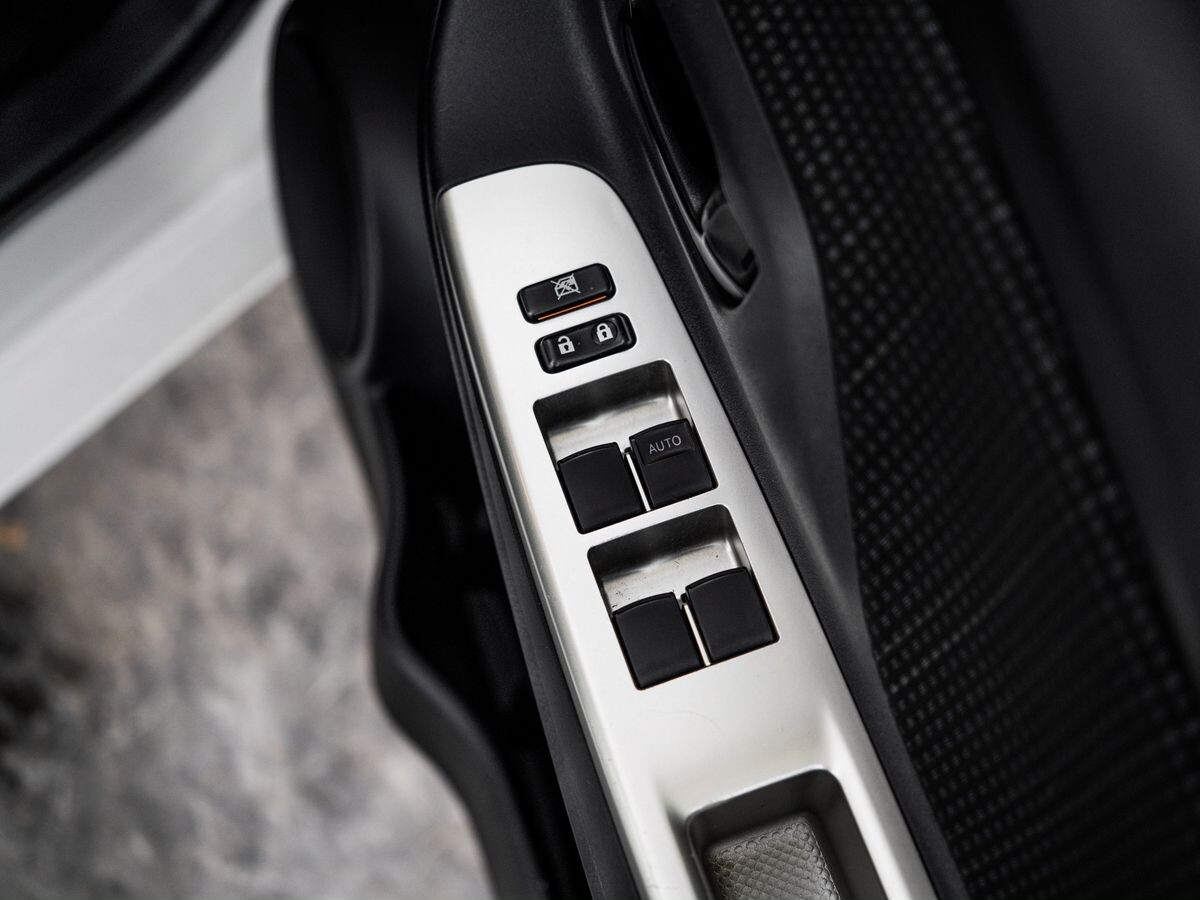 Toyota Vitz 2015 - фото автомобиля