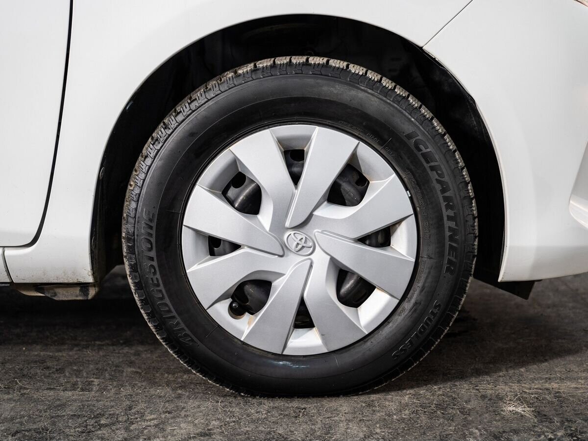 Toyota Vitz 2015 - фото автомобиля